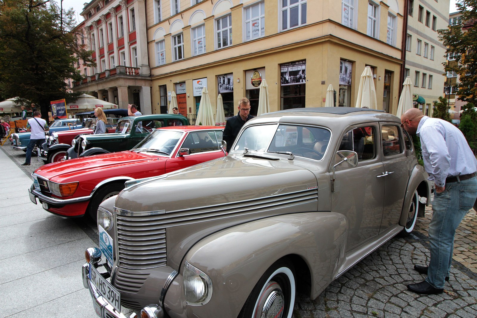 W niedzielę na legnicki rynek przyjechały zabytkowe samochody