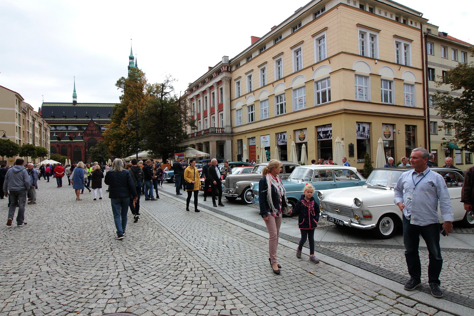 W niedzielę na legnicki rynek przyjechały zabytkowe samochody