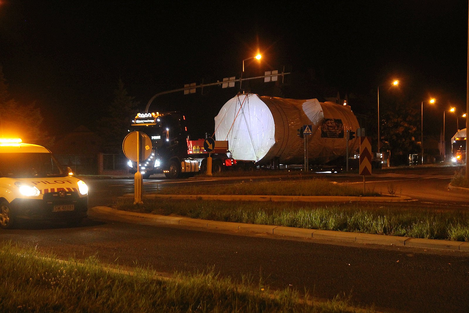 Transport ponadgabarytowy przejechał nocą przez Legnicę