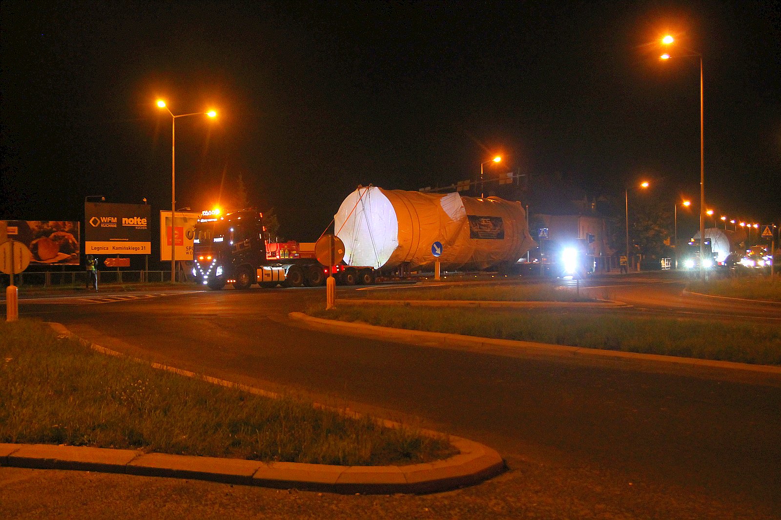 Transport ponadgabarytowy przejechał nocą przez Legnicę