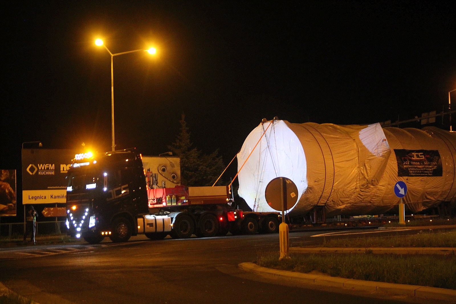 Transport ponadgabarytowy przejechał nocą przez Legnicę