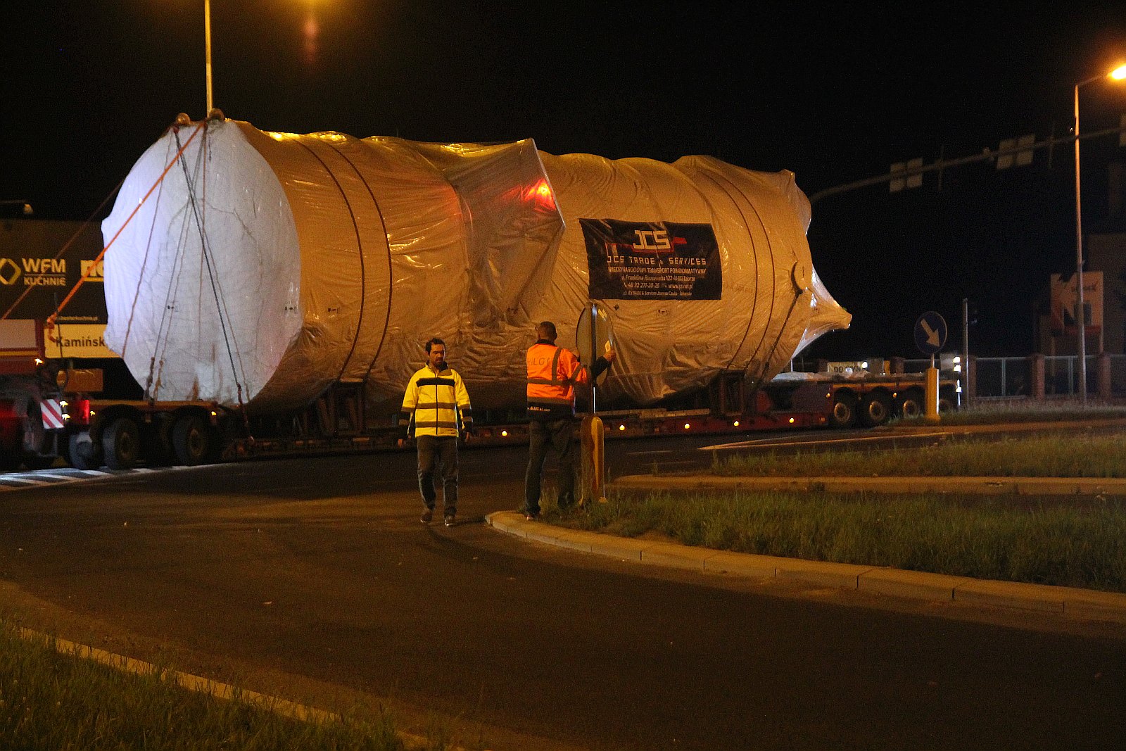 Transport ponadgabarytowy przejechał nocą przez Legnicę