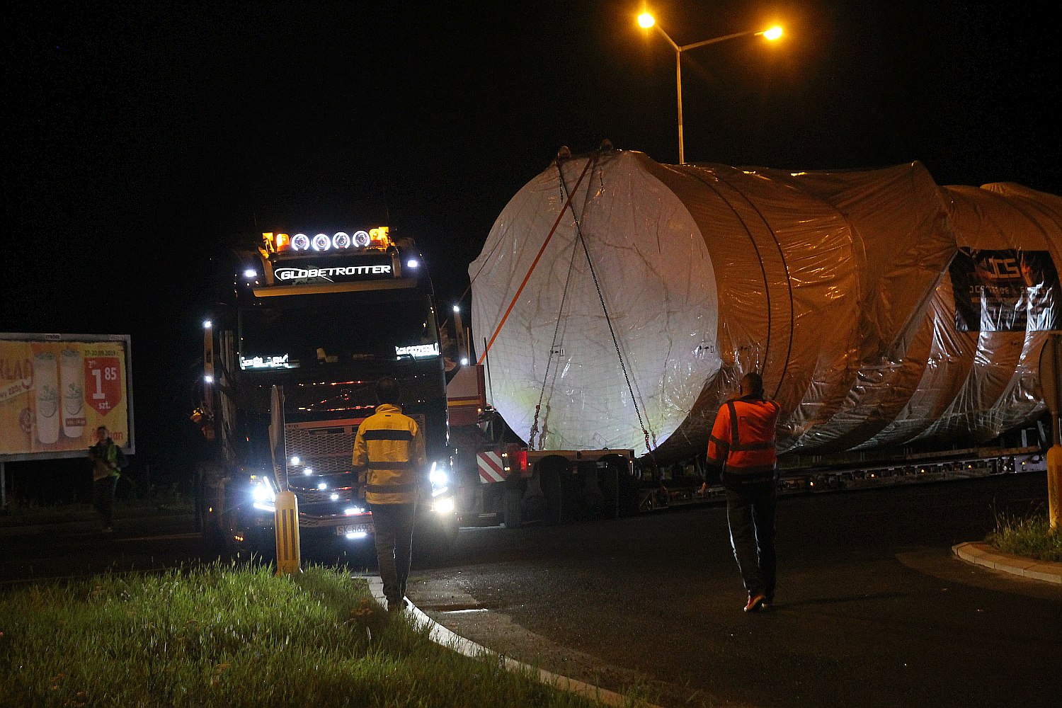 Transport ponadgabarytowy przejechał nocą przez Legnicę