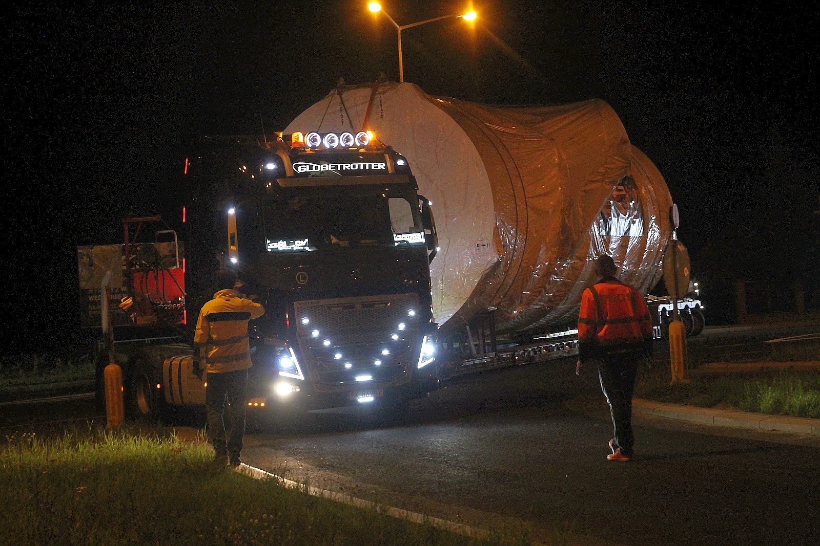 Transport ponadgabarytowy przejechał nocą przez Legnicę