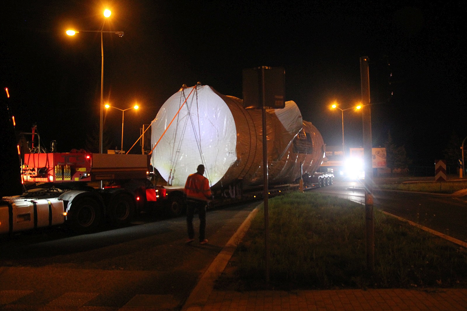 Transport ponadgabarytowy przejechał nocą przez Legnicę