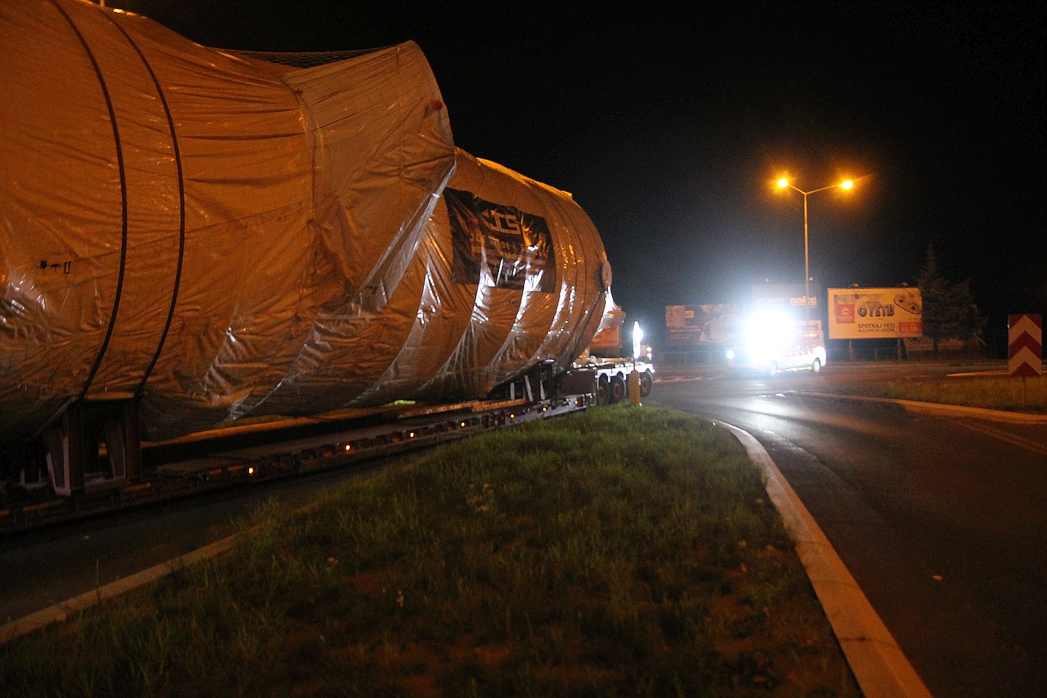 Transport ponadgabarytowy przejechał nocą przez Legnicę