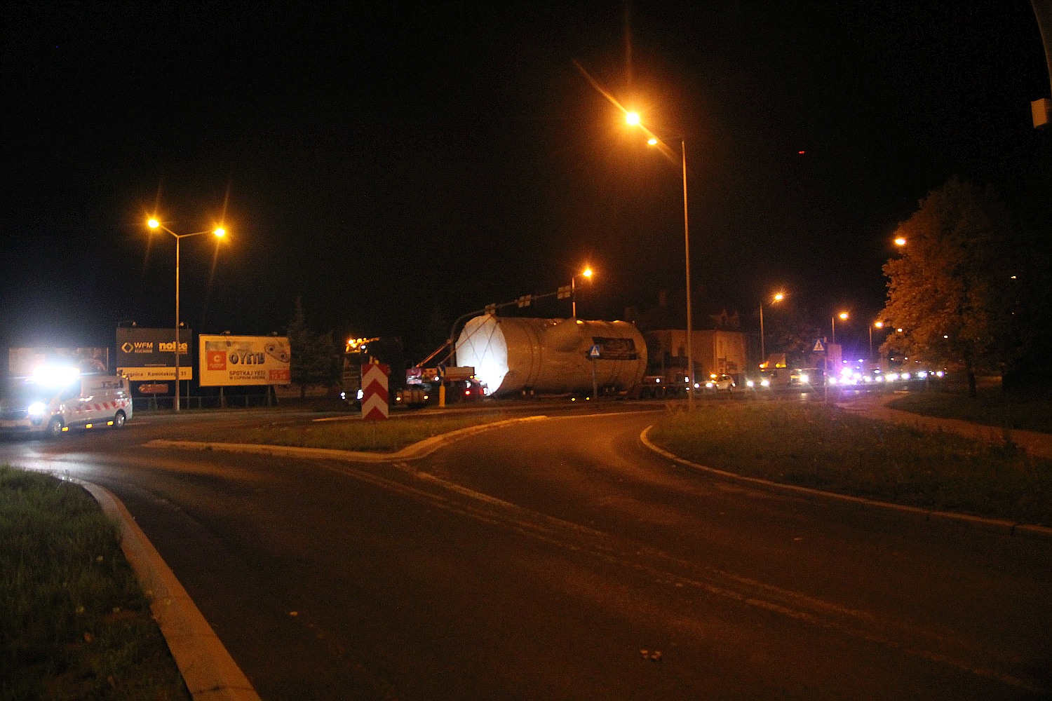 Transport ponadgabarytowy przejechał nocą przez Legnicę
