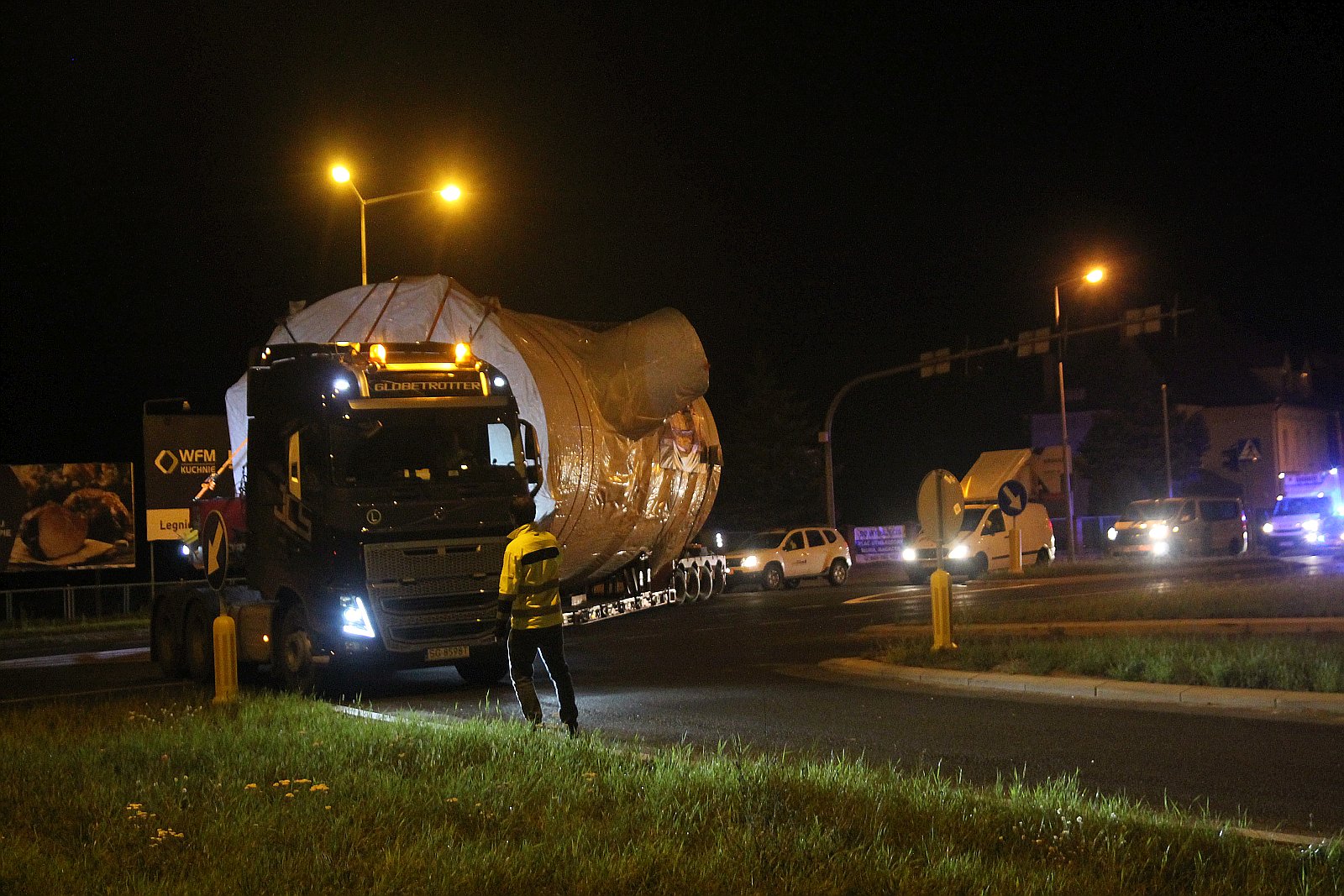 Transport ponadgabarytowy przejechał nocą przez Legnicę