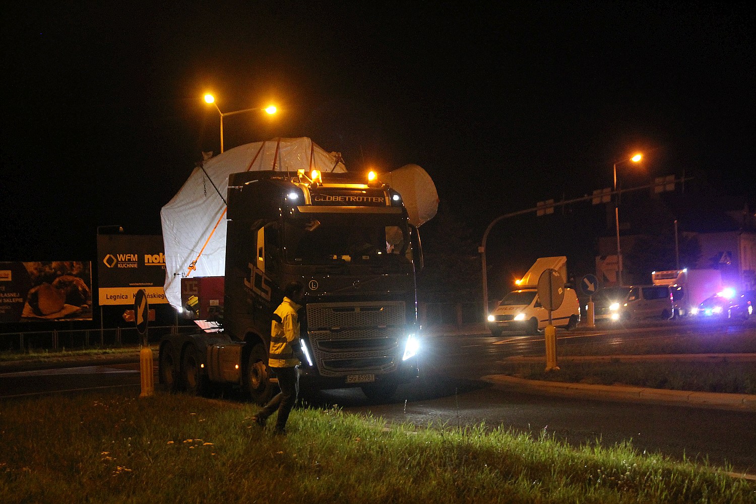 Transport ponadgabarytowy przejechał nocą przez Legnicę
