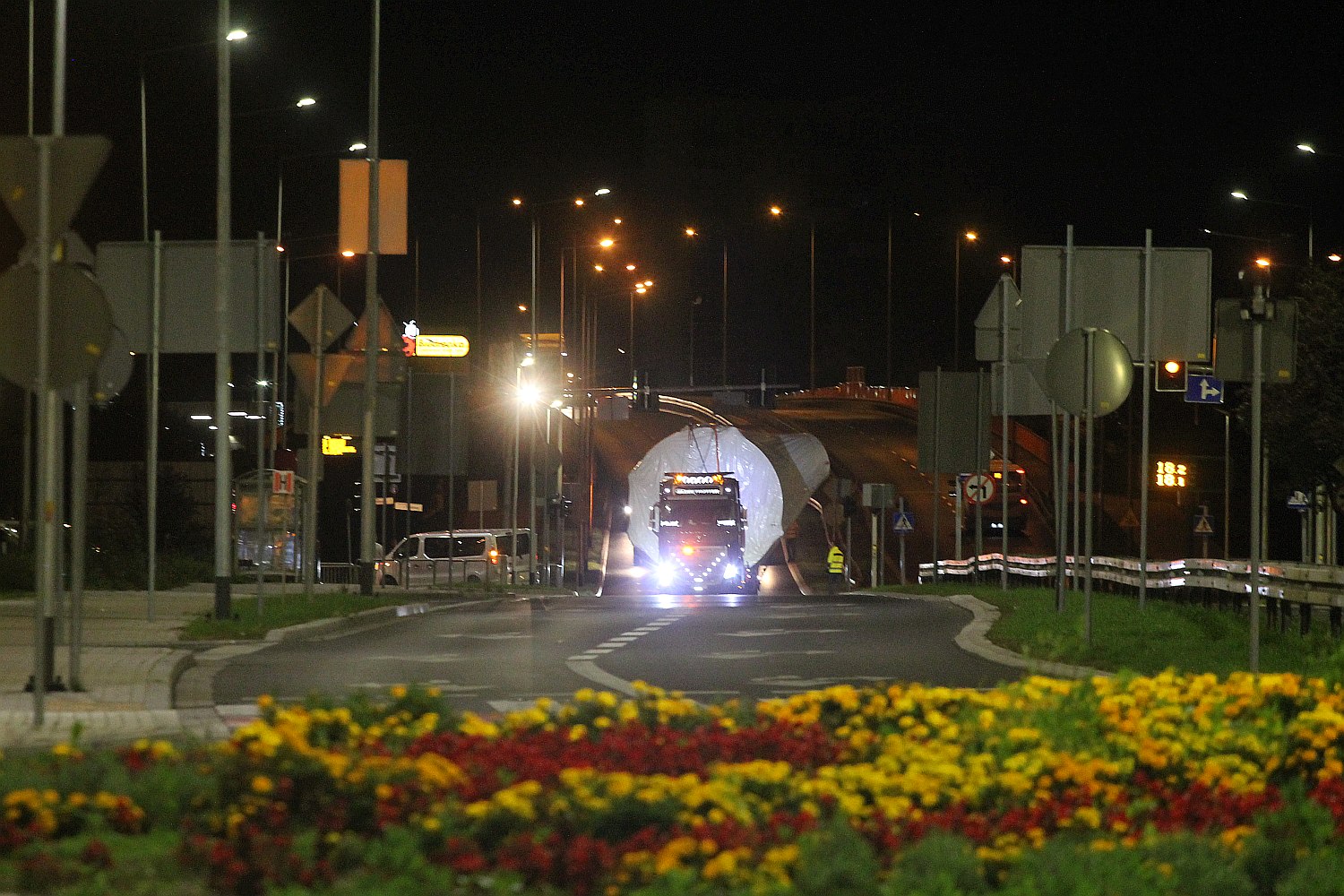 Transport ponadgabarytowy przejechał nocą przez Legnicę