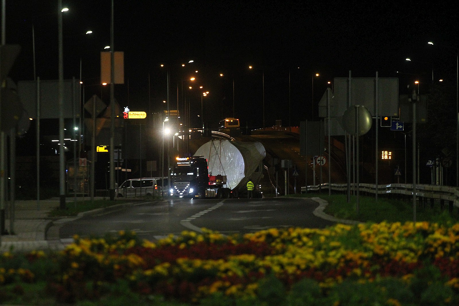 Transport ponadgabarytowy przejechał nocą przez Legnicę