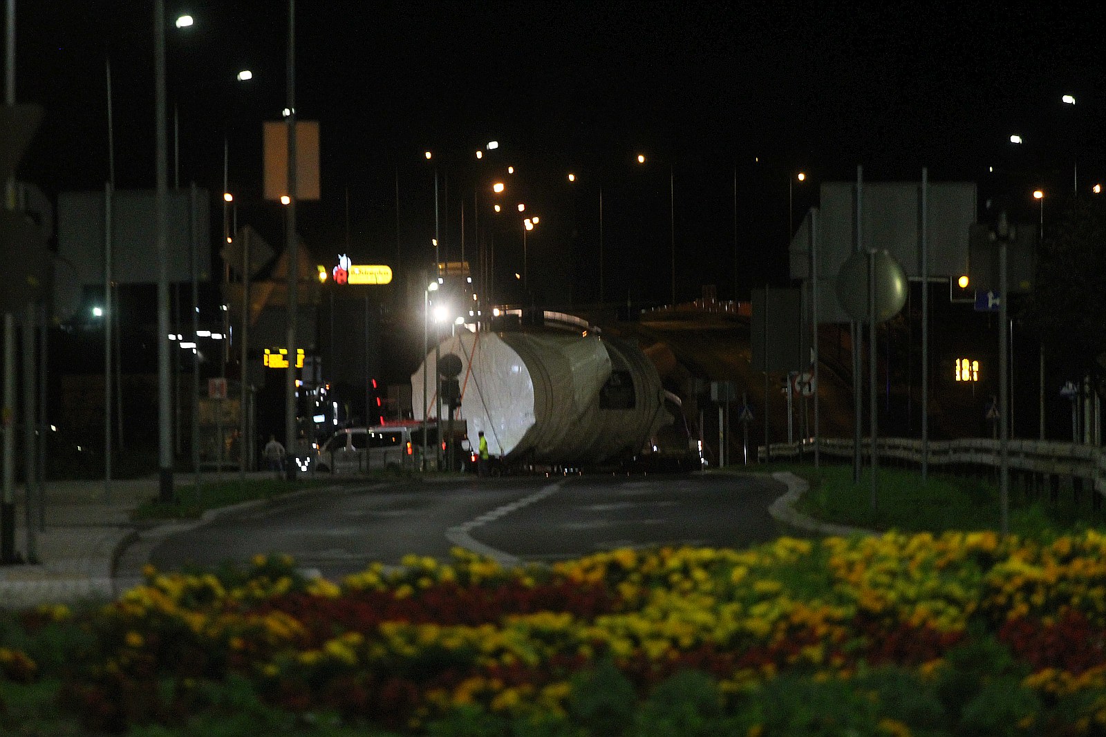 Transport ponadgabarytowy przejechał nocą przez Legnicę