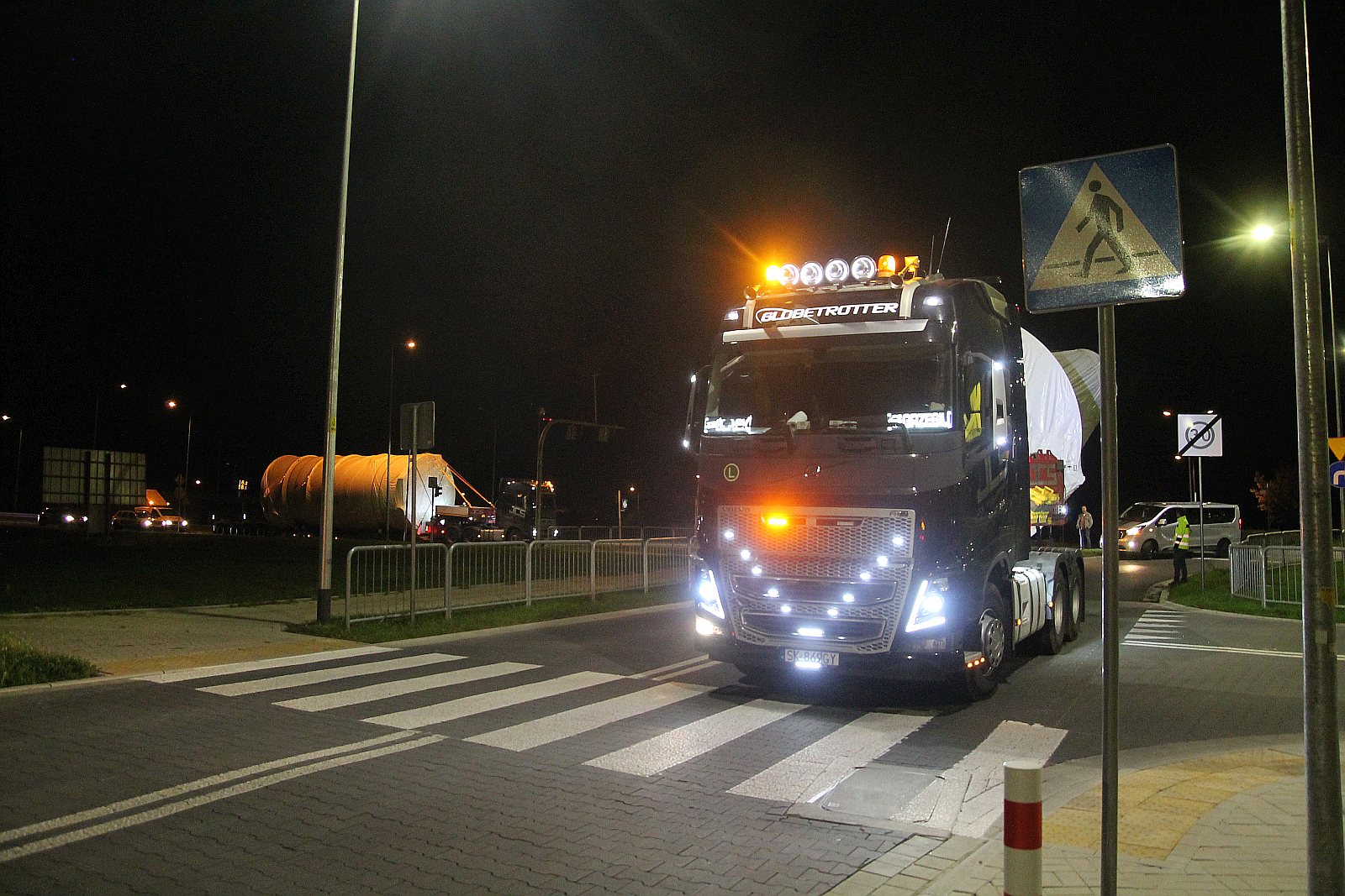 Transport ponadgabarytowy przejechał nocą przez Legnicę
