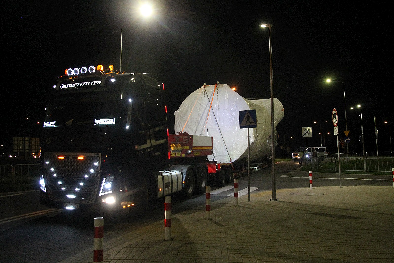Transport ponadgabarytowy przejechał nocą przez Legnicę