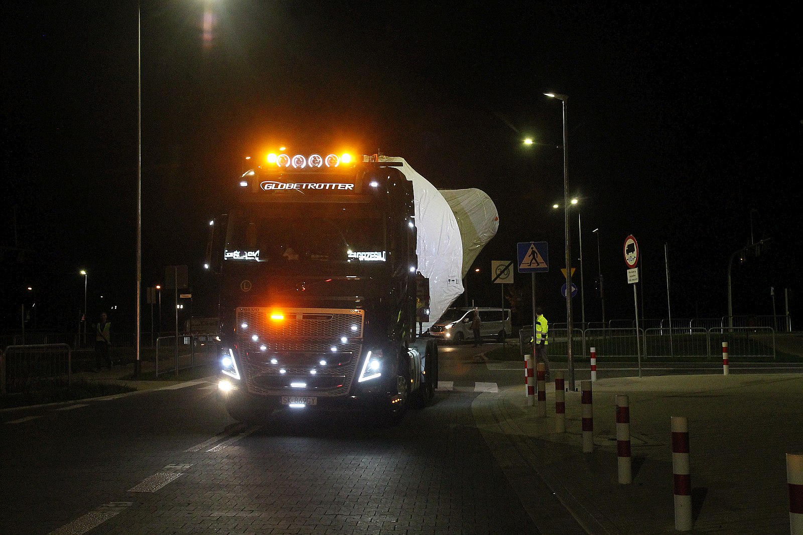 Transport ponadgabarytowy przejechał nocą przez Legnicę