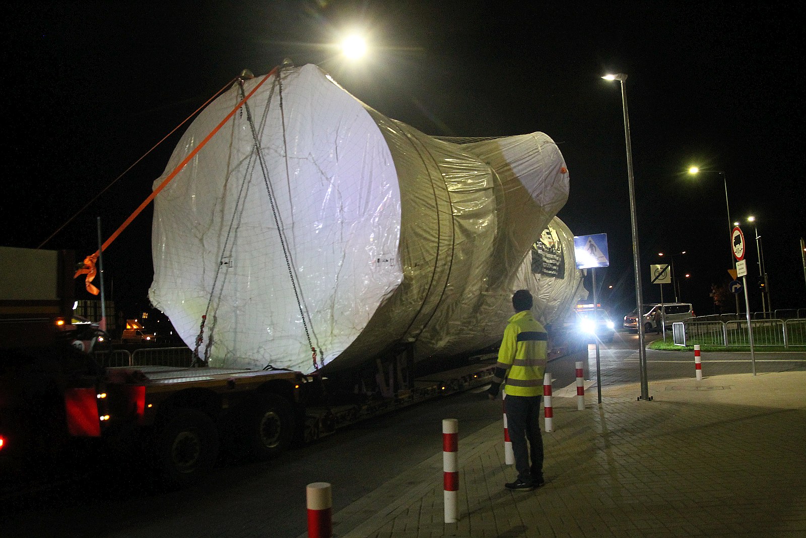 Transport ponadgabarytowy przejechał nocą przez Legnicę