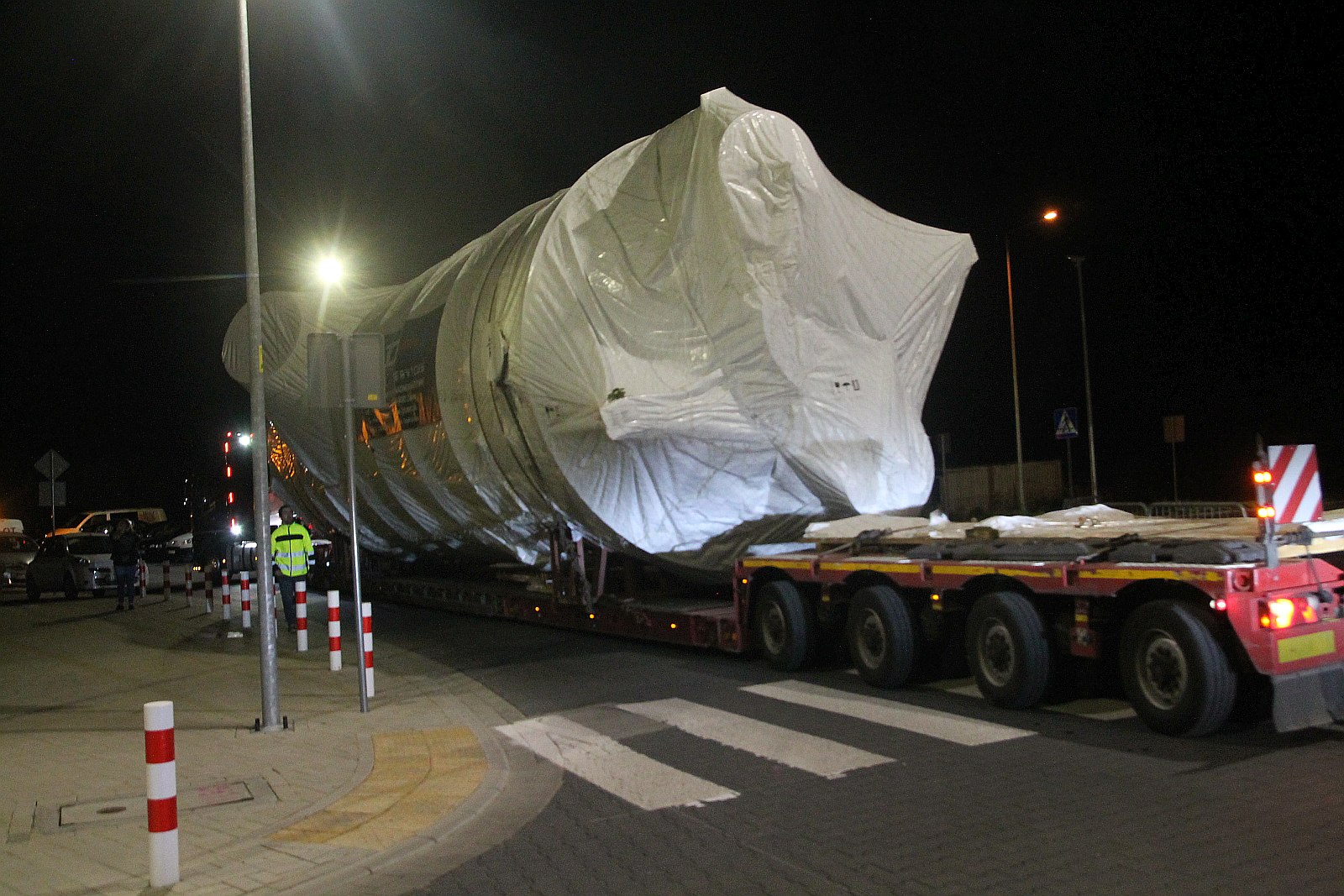 Transport ponadgabarytowy przejechał nocą przez Legnicę