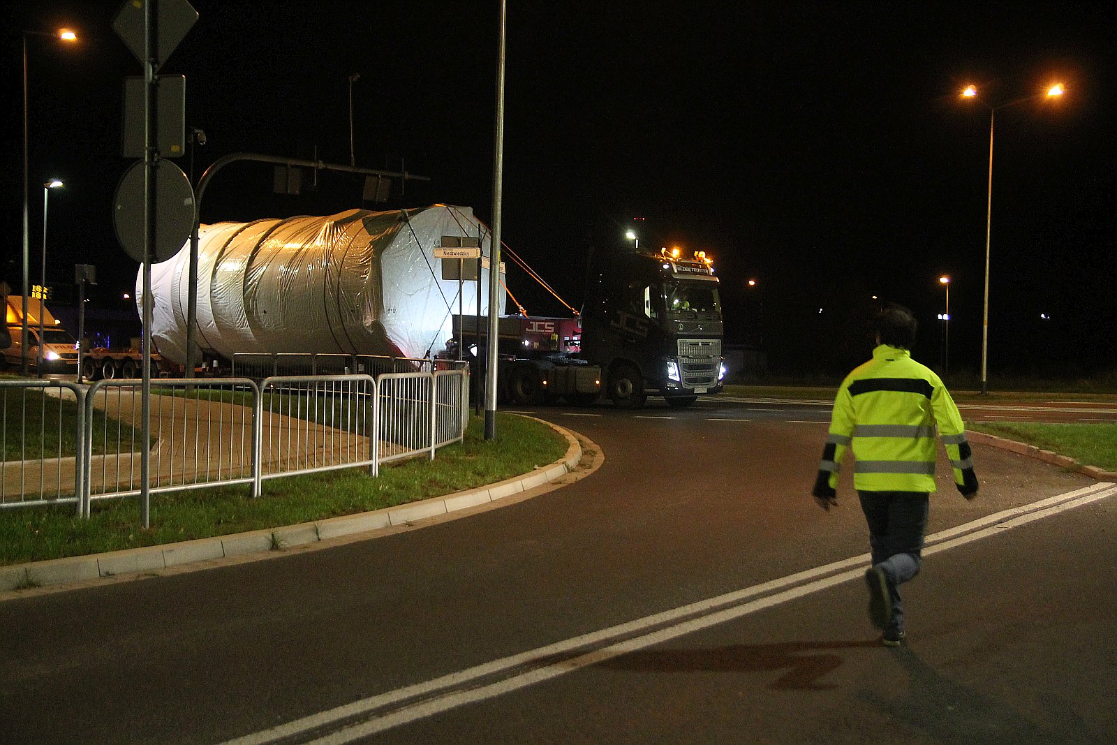 Transport ponadgabarytowy przejechał nocą przez Legnicę
