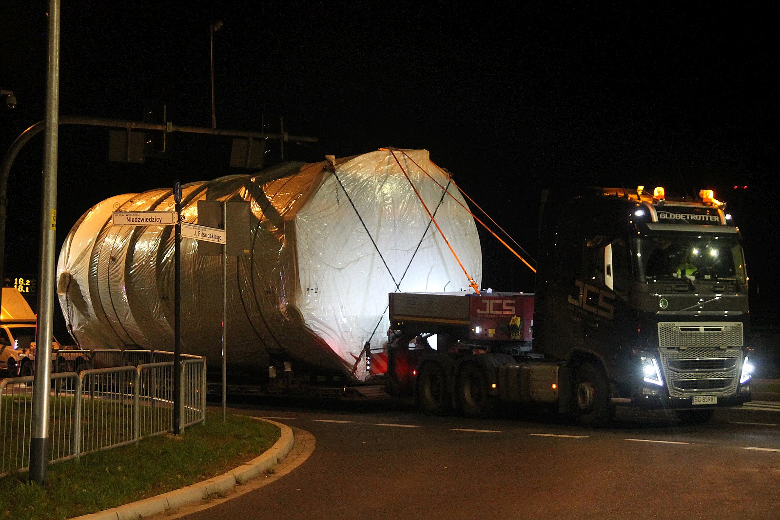 Transport ponadgabarytowy przejechał nocą przez Legnicę