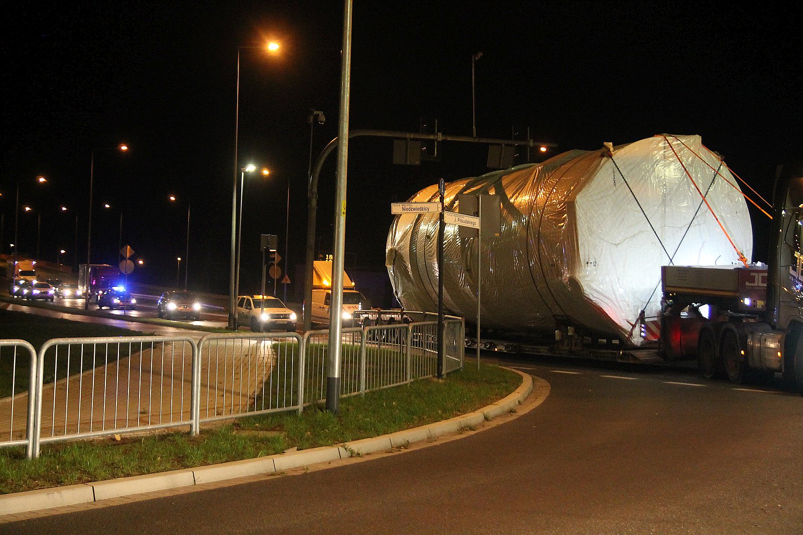 Transport ponadgabarytowy przejechał nocą przez Legnicę