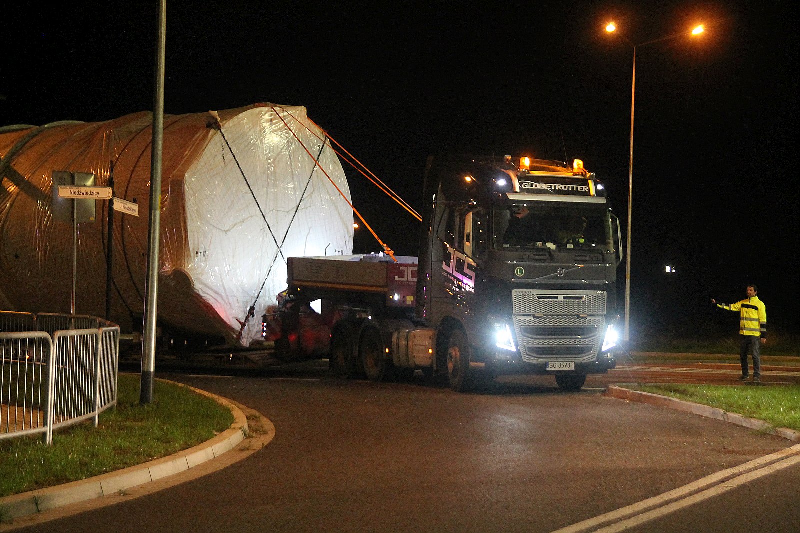 Transport ponadgabarytowy przejechał nocą przez Legnicę