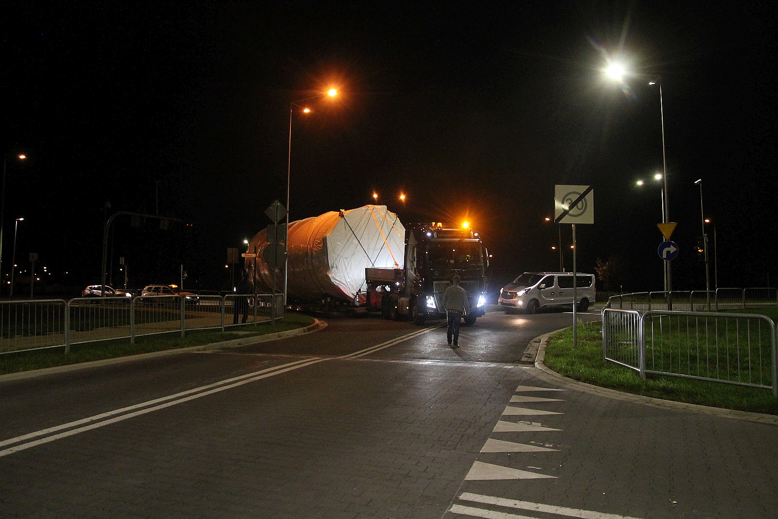 Transport ponadgabarytowy przejechał nocą przez Legnicę