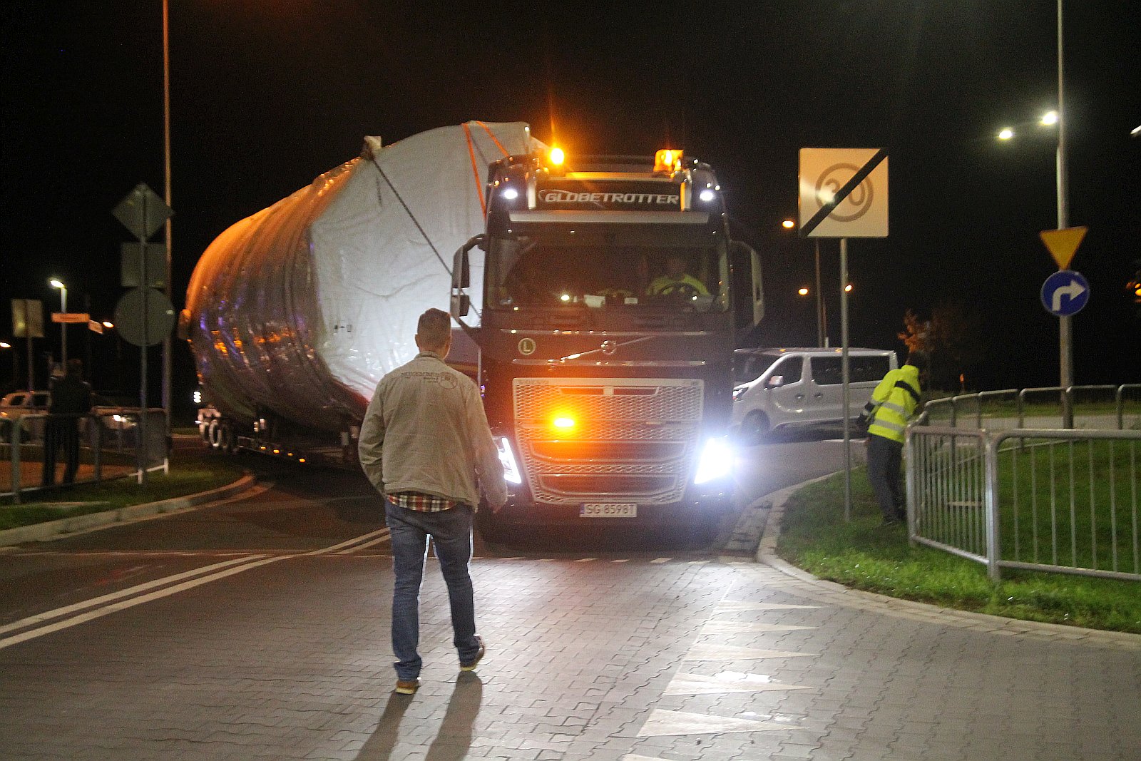 Transport ponadgabarytowy przejechał nocą przez Legnicę