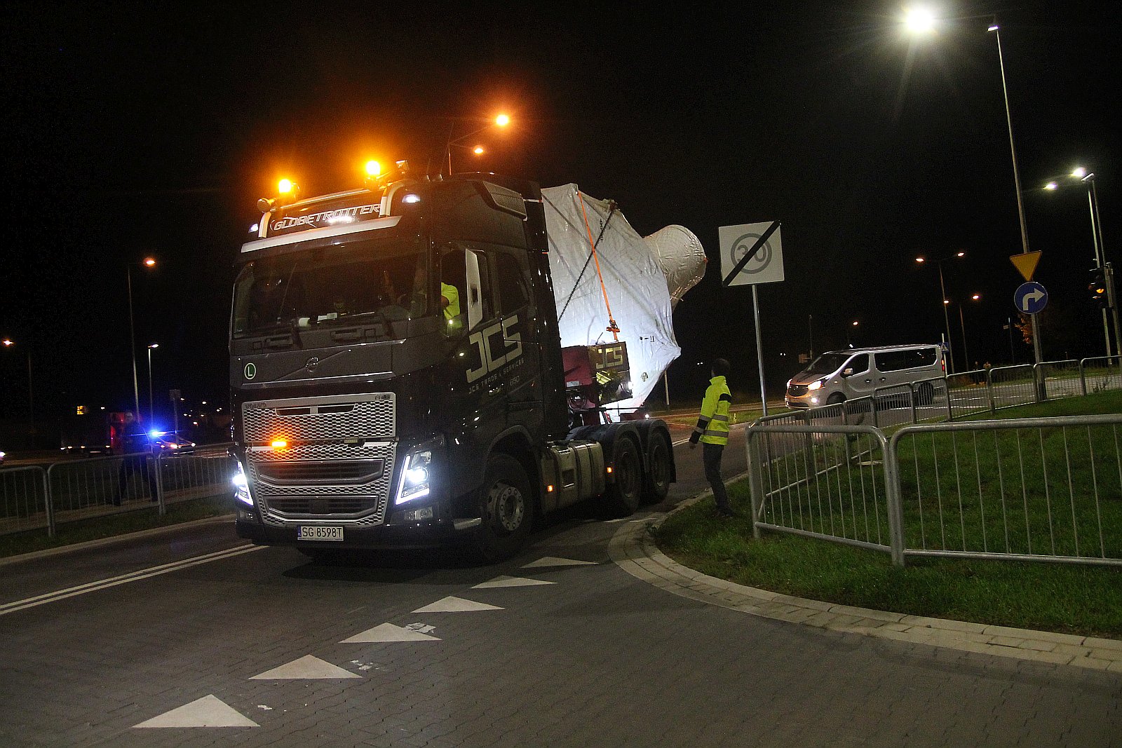 Transport ponadgabarytowy przejechał nocą przez Legnicę