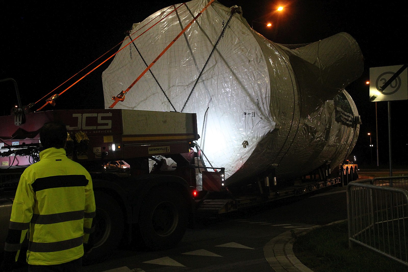 Transport ponadgabarytowy przejechał nocą przez Legnicę