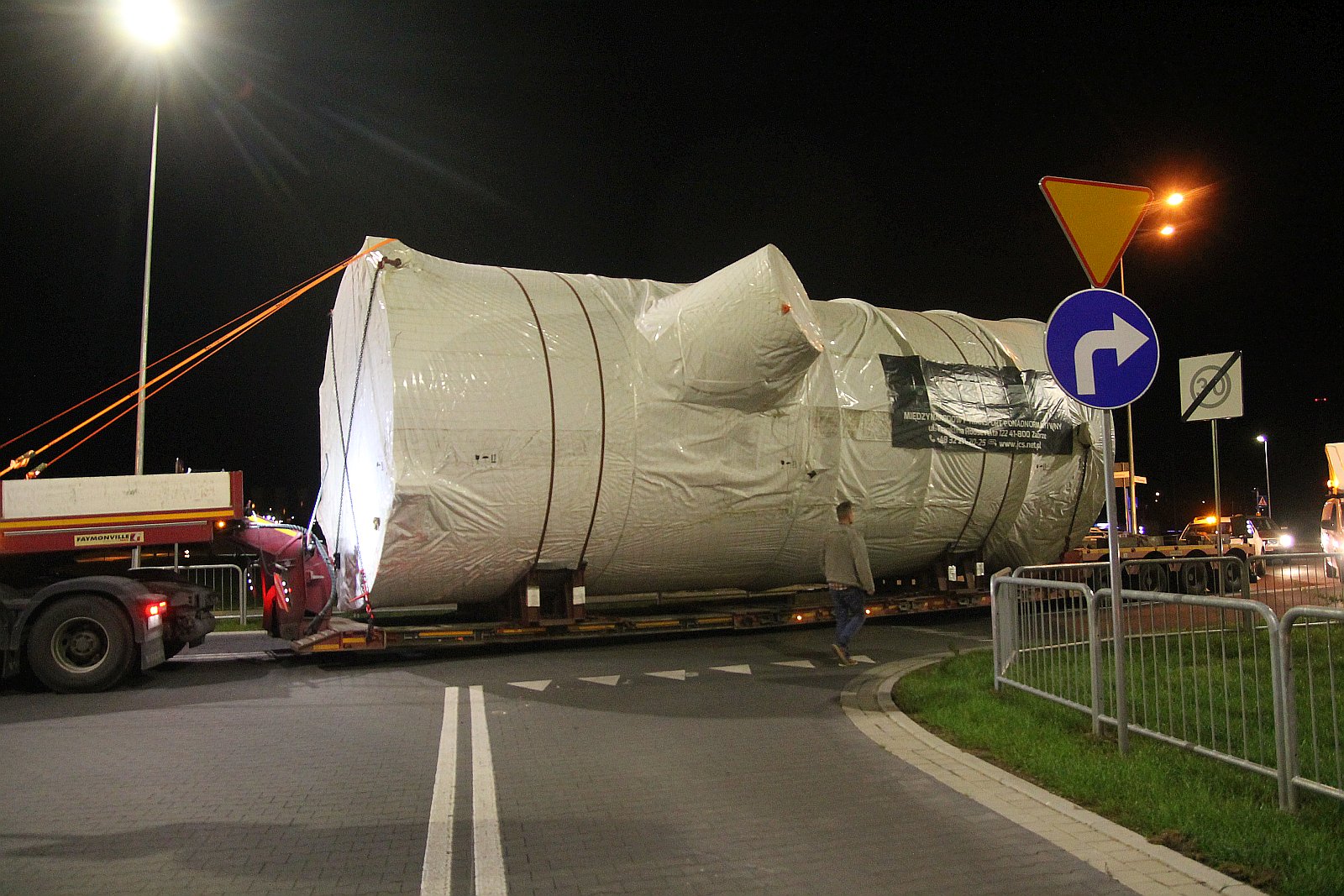 Transport ponadgabarytowy przejechał nocą przez Legnicę