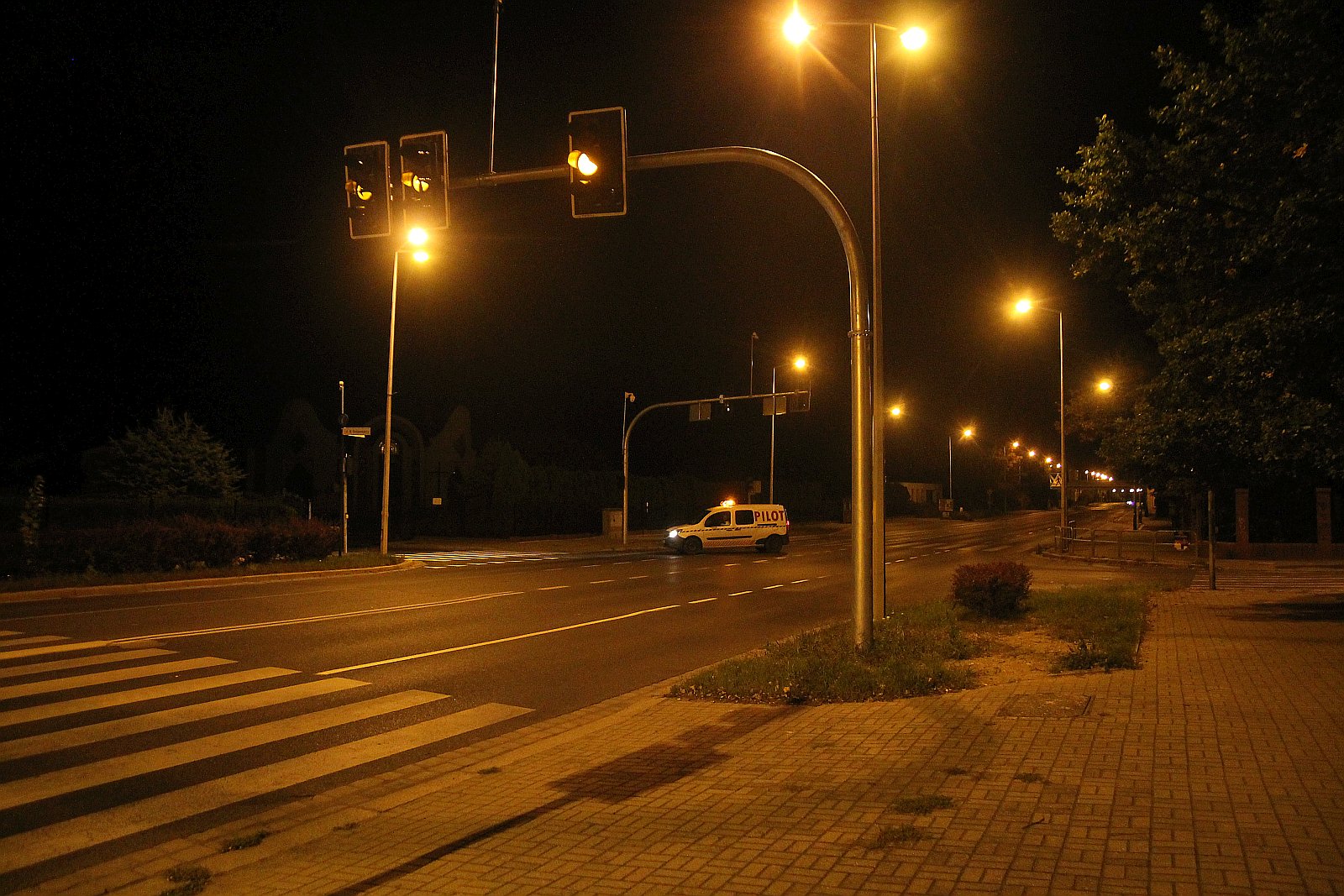 Transport ponadgabarytowy przejechał nocą przez Legnicę