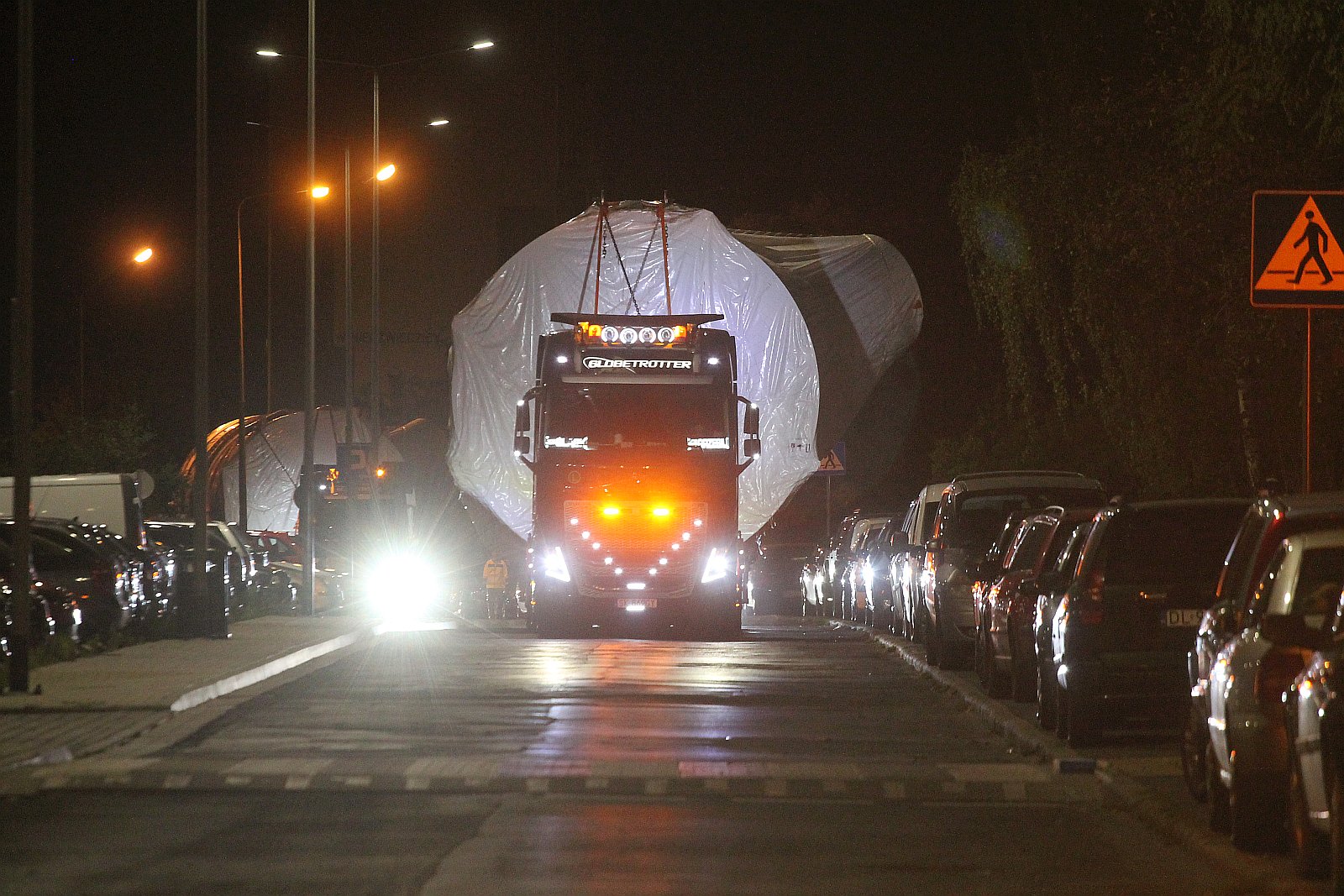 Transport ponadgabarytowy przejechał nocą przez Legnicę