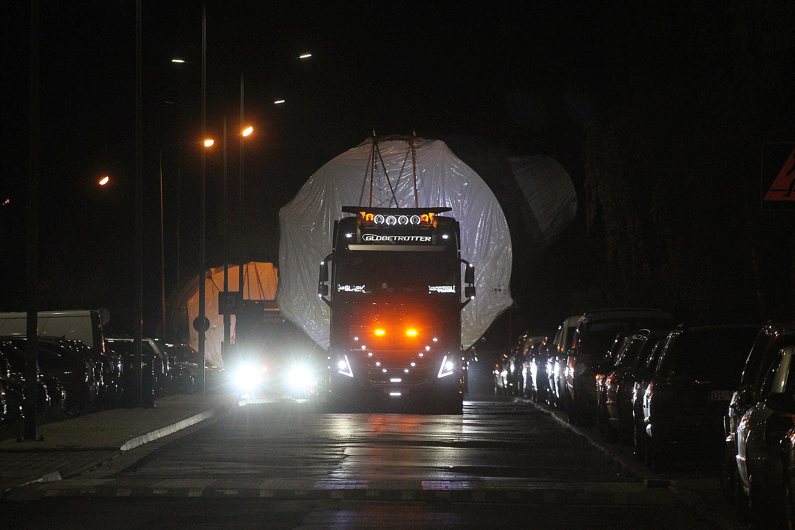 Transport ponadgabarytowy przejechał nocą przez Legnicę