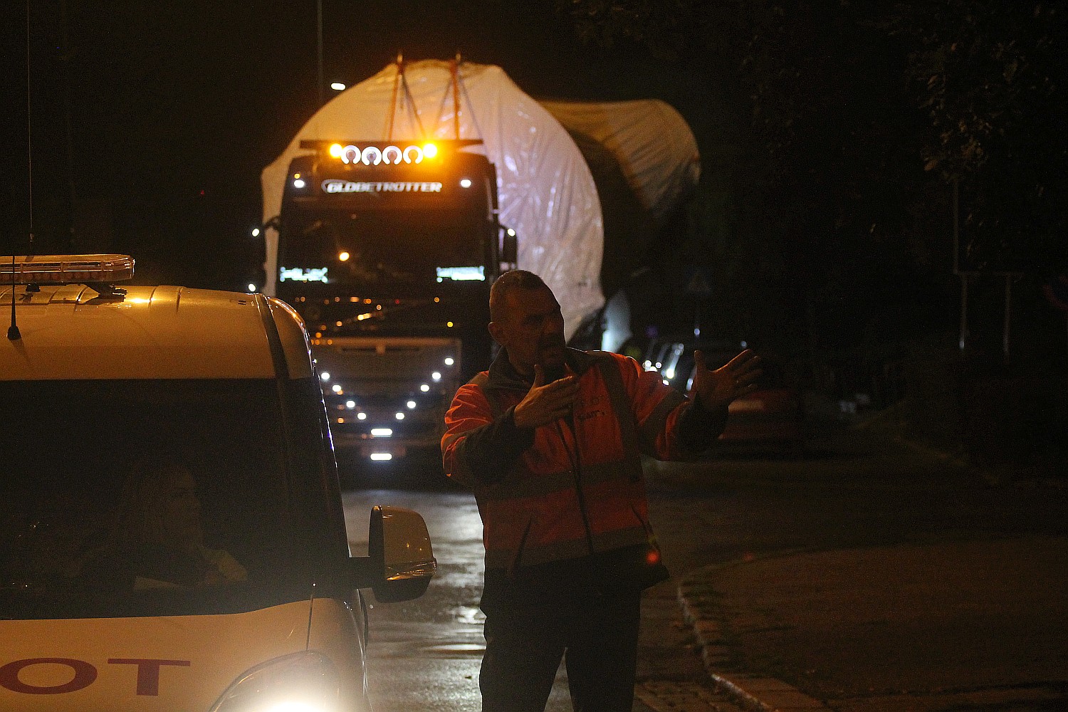 Transport ponadgabarytowy przejechał nocą przez Legnicę