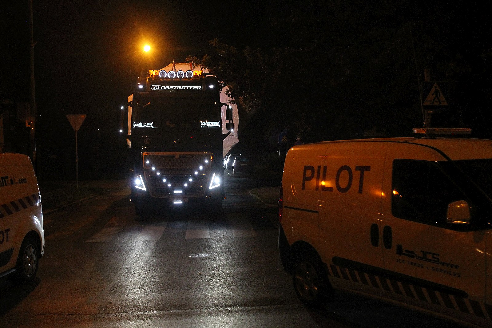 Transport ponadgabarytowy przejechał nocą przez Legnicę