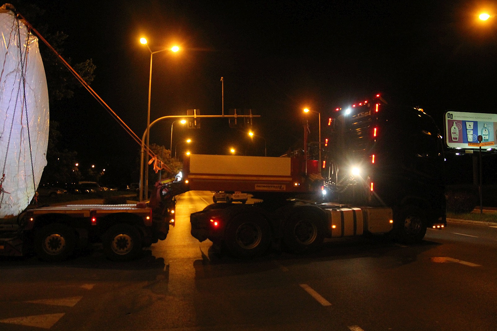 Transport ponadgabarytowy przejechał nocą przez Legnicę
