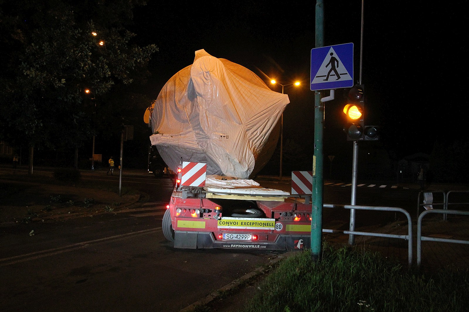 Transport ponadgabarytowy przejechał nocą przez Legnicę