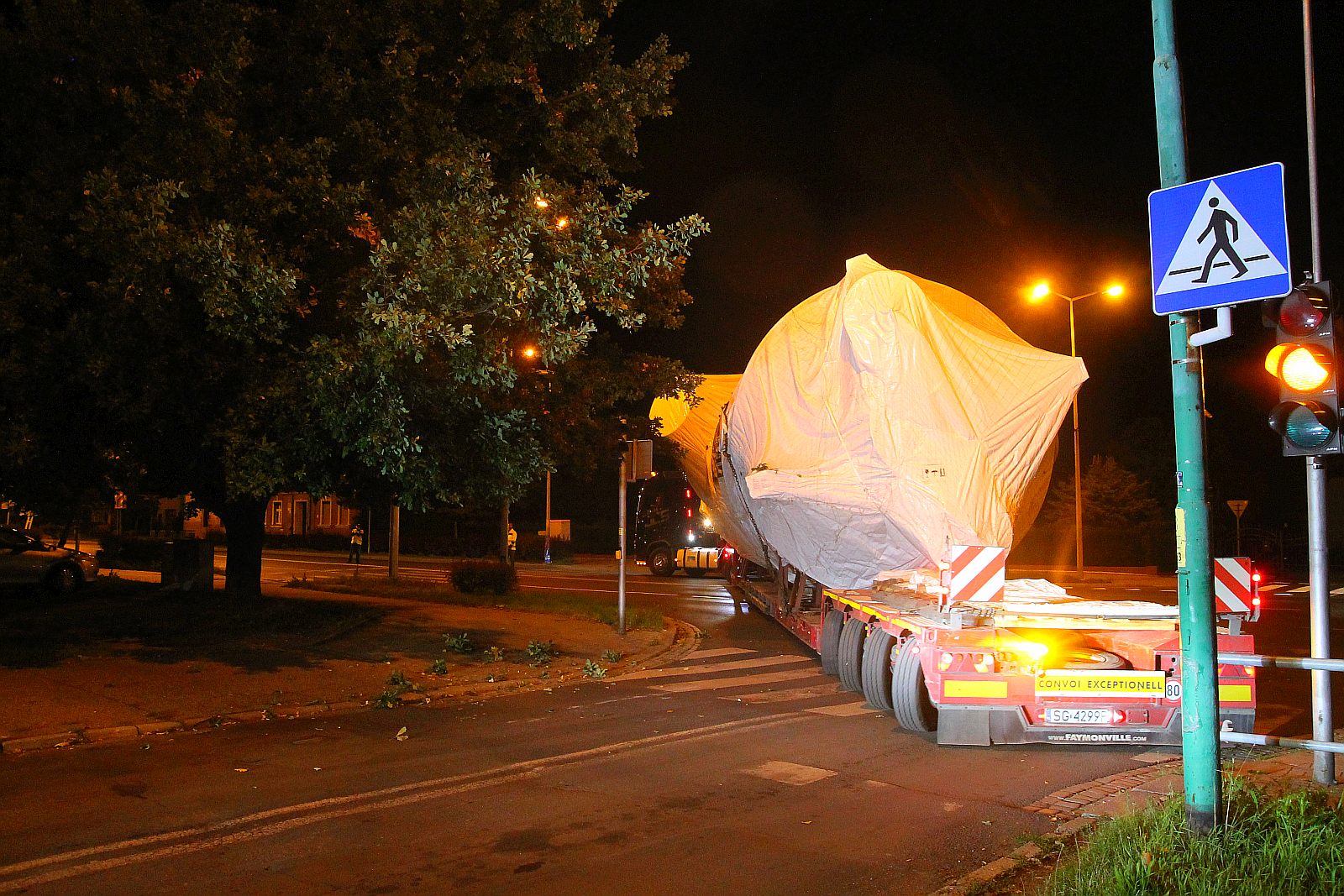 Transport ponadgabarytowy przejechał nocą przez Legnicę