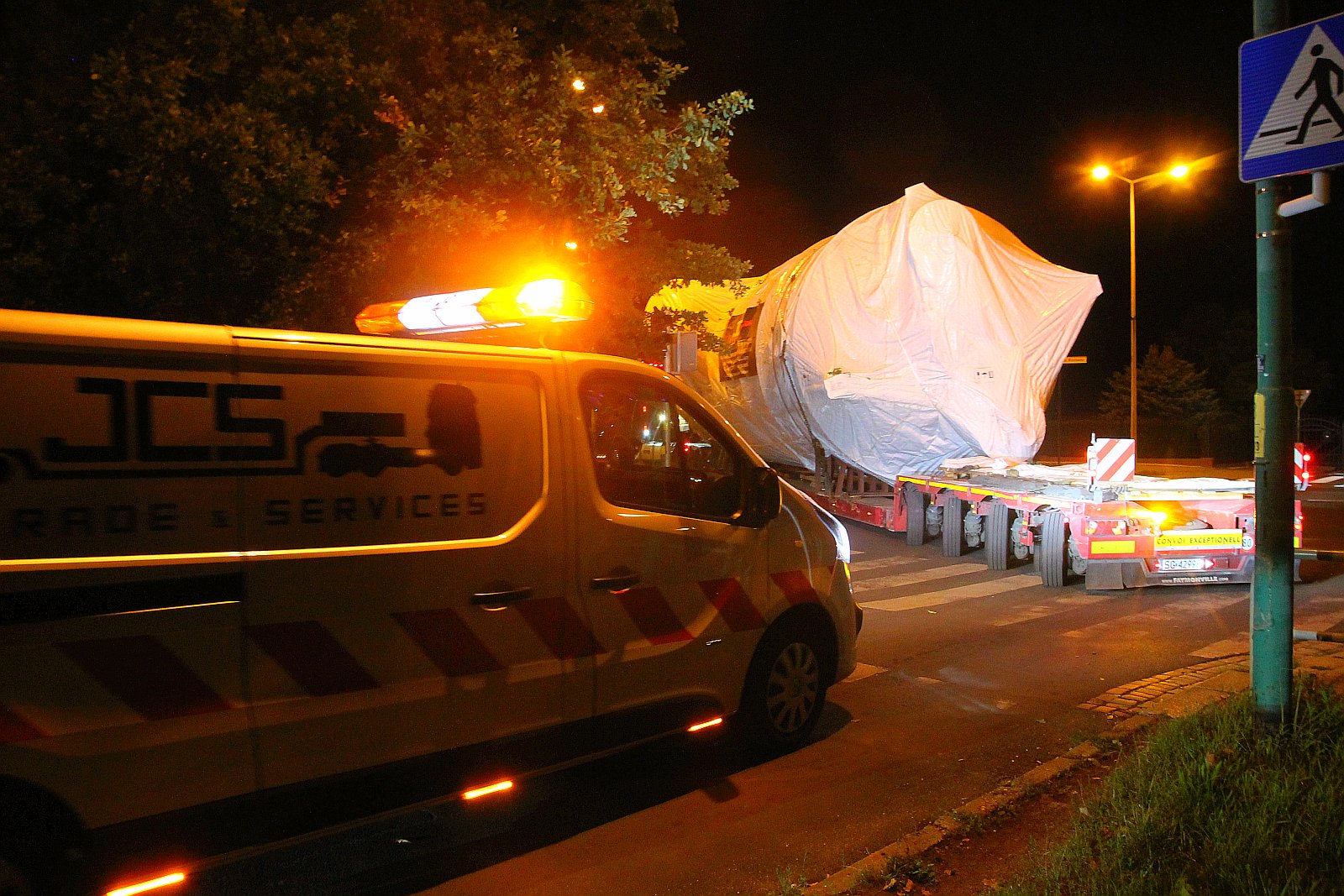 Transport ponadgabarytowy przejechał nocą przez Legnicę