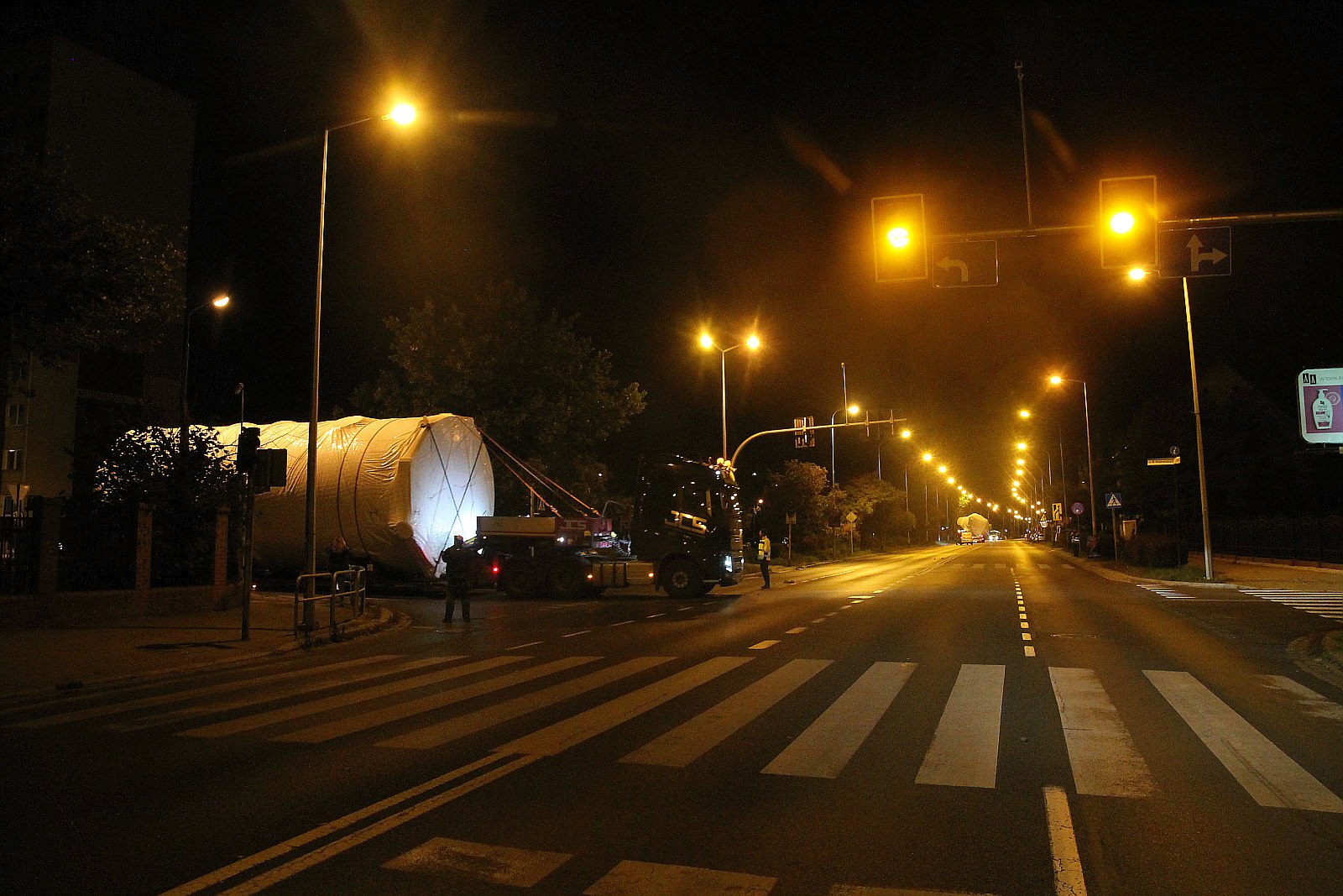 Transport ponadgabarytowy przejechał nocą przez Legnicę