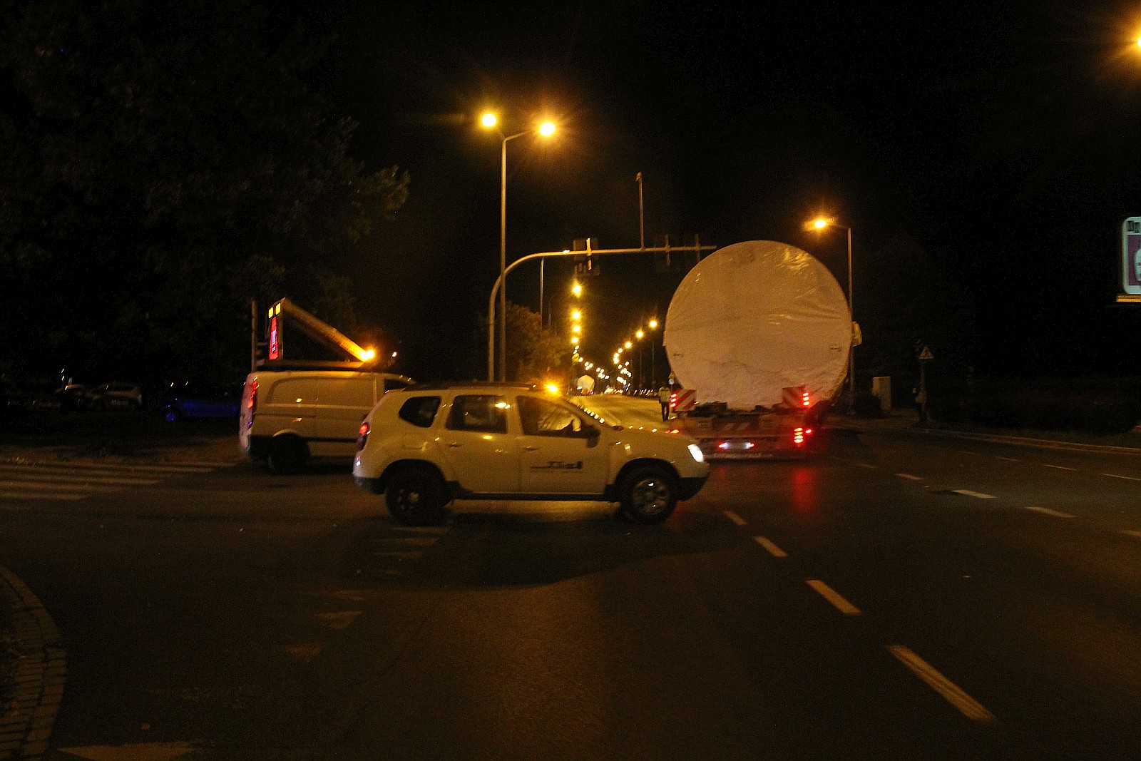 Transport ponadgabarytowy przejechał nocą przez Legnicę