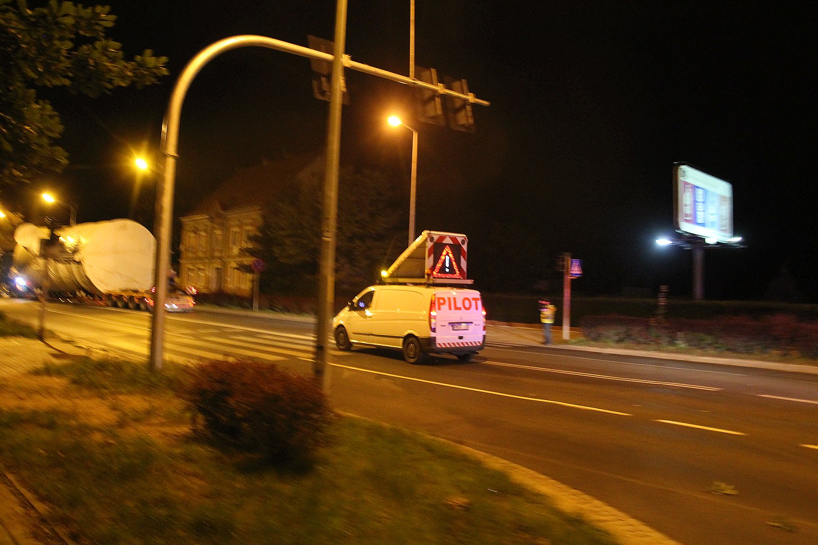 Transport ponadgabarytowy przejechał nocą przez Legnicę