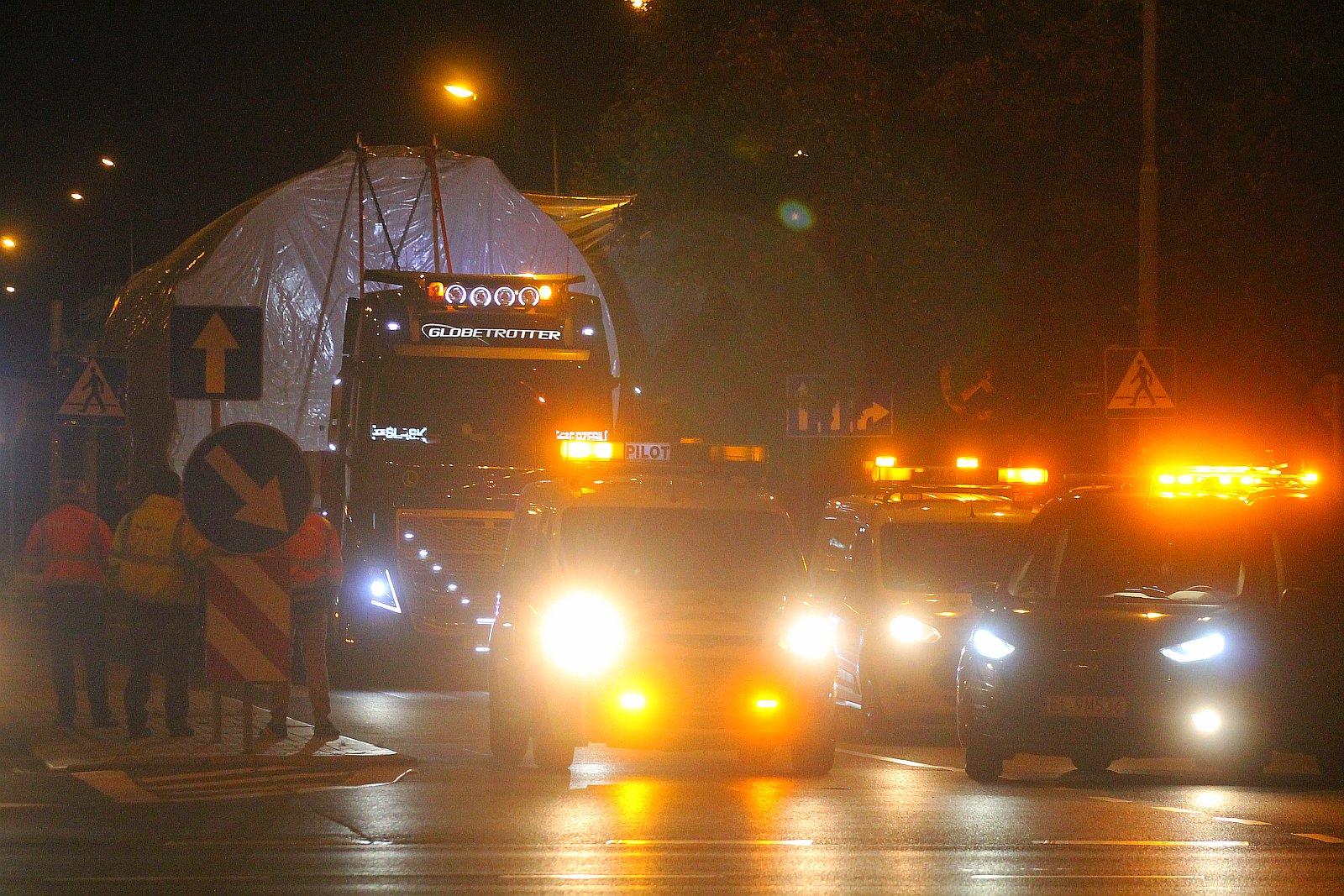 Transport ponadgabarytowy przejechał nocą przez Legnicę