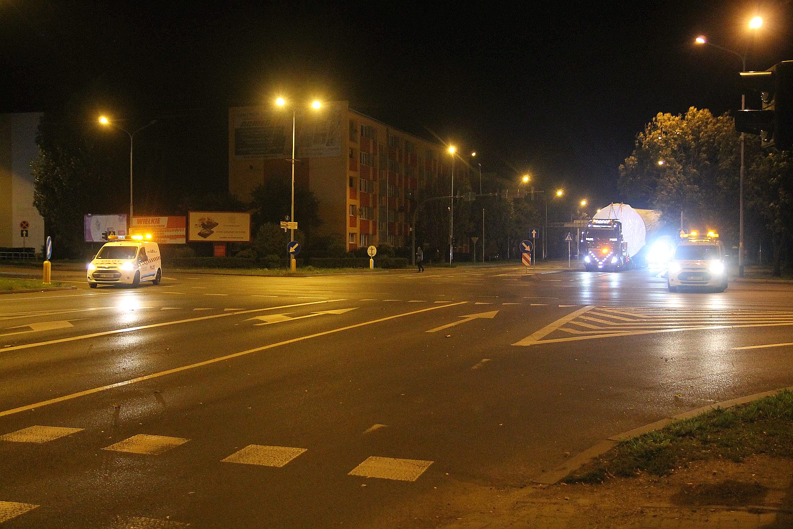 Transport ponadgabarytowy przejechał nocą przez Legnicę