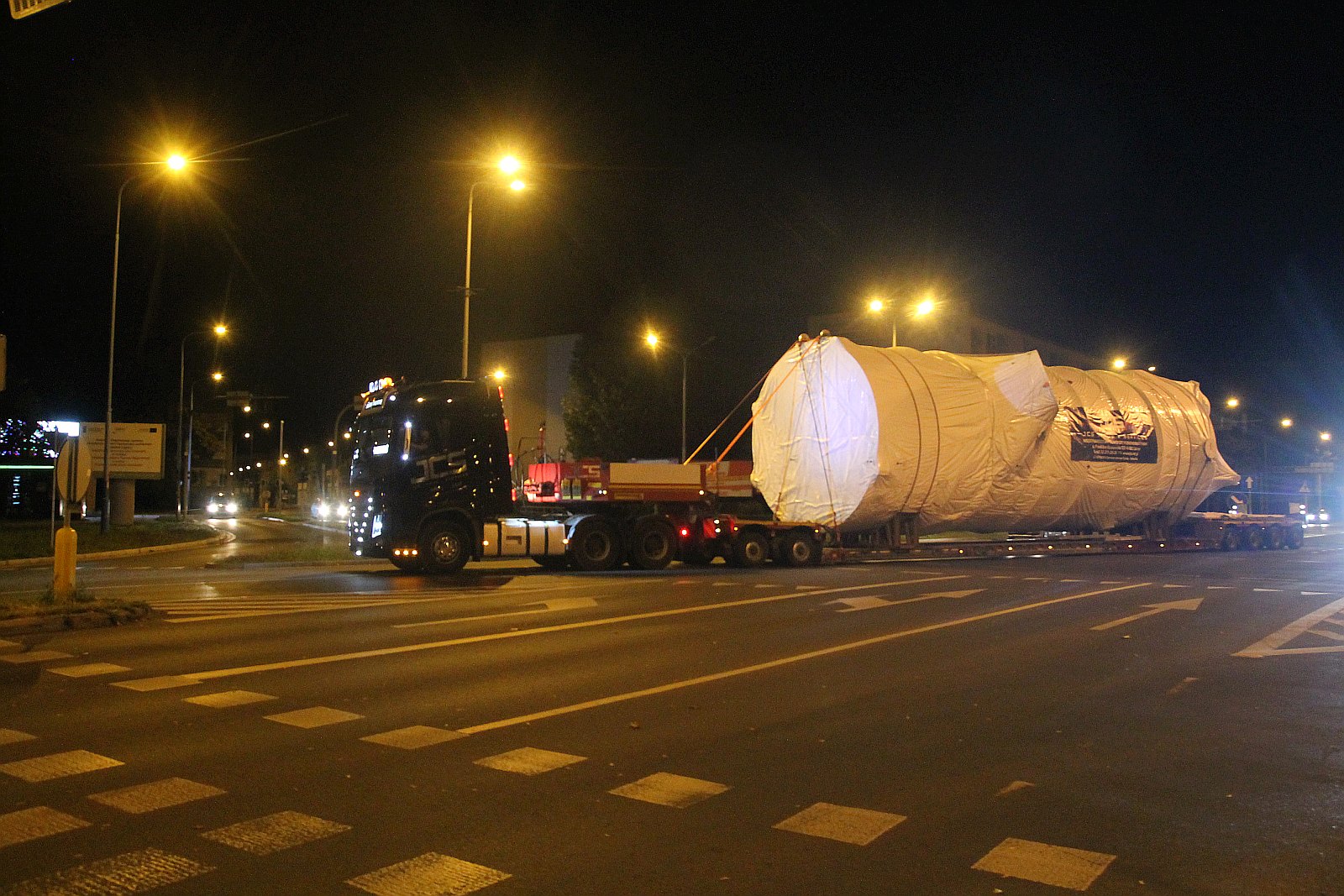Transport ponadgabarytowy przejechał nocą przez Legnicę