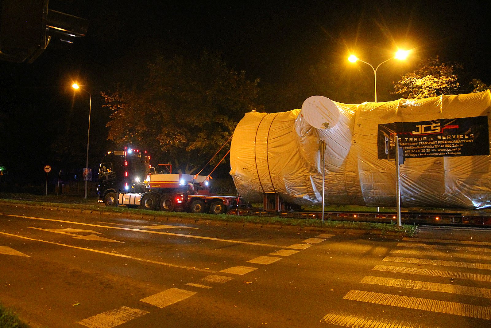 Transport ponadgabarytowy przejechał nocą przez Legnicę
