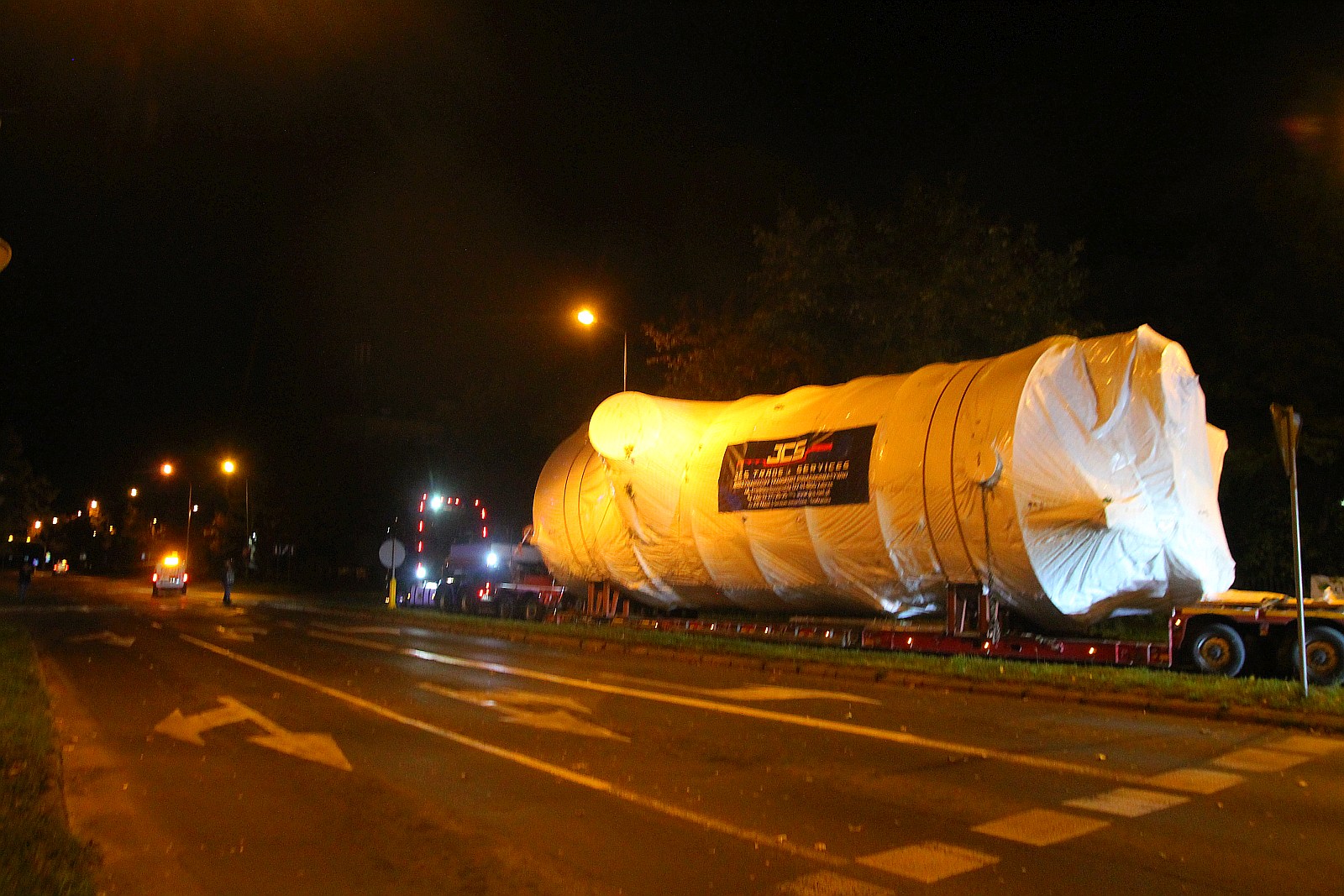 Transport ponadgabarytowy przejechał nocą przez Legnicę