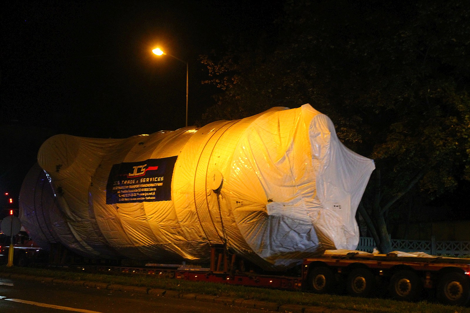 Transport ponadgabarytowy przejechał nocą przez Legnicę