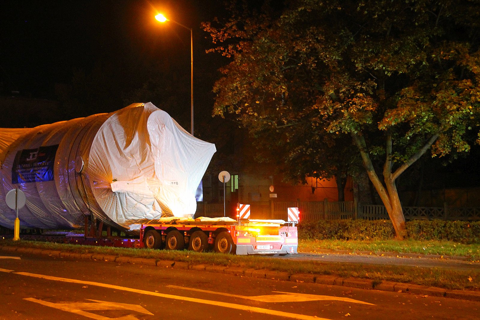 Transport ponadgabarytowy przejechał nocą przez Legnicę
