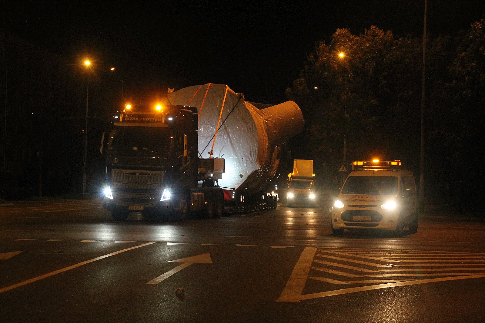 Transport ponadgabarytowy przejechał nocą przez Legnicę